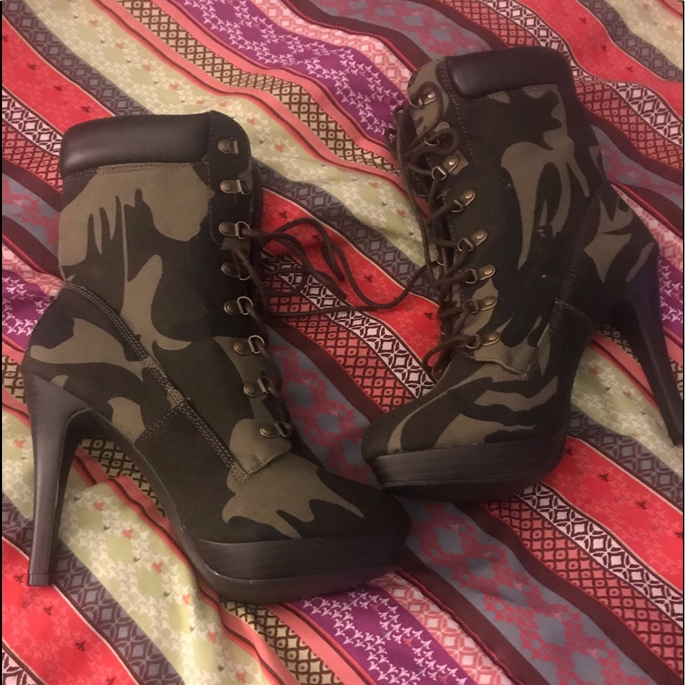 Army ankle heel boots.